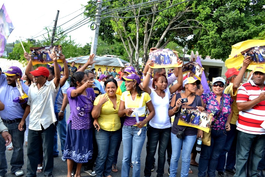 Simpatizantes esperan la visita de Leonel Fernández